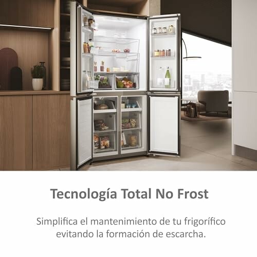 Frigorífico moderno con puertas abiertas mostrando alimentos y bebidas.