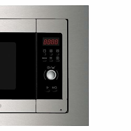 Panel de control de microondas de acero inoxidable con pantalla digital.